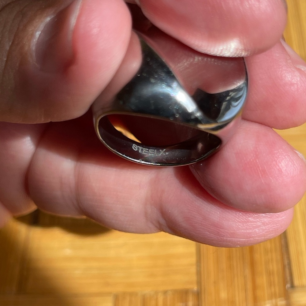 Two shiny stainless steel rings size 8 - Picture 8 of 11